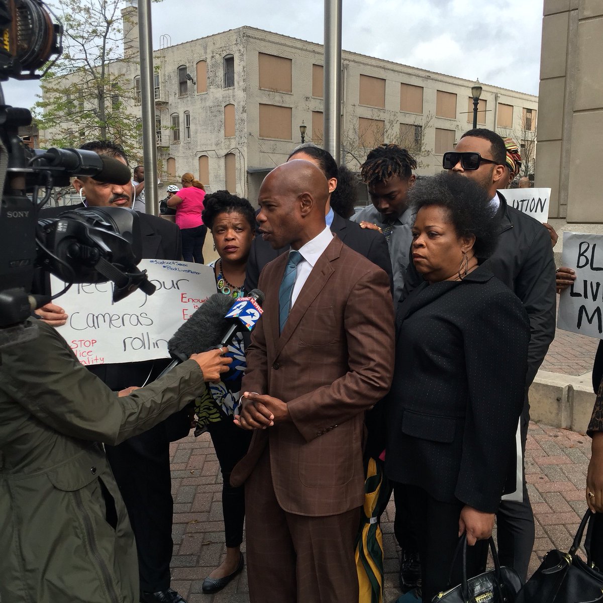 DericMuhammad's tweet image. As long as the justice system continues to deny us justice, police/community relations will continue to worsen.