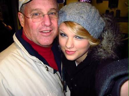 TSwiftPicture's tweet photo. Happy birthday papa swift💋 https://t.co/bdVUcHegxx