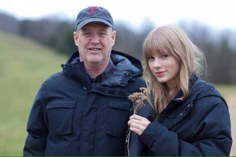 TSwiftPicture's tweet photo. Happy birthday papa swift💋 https://t.co/bdVUcHegxx