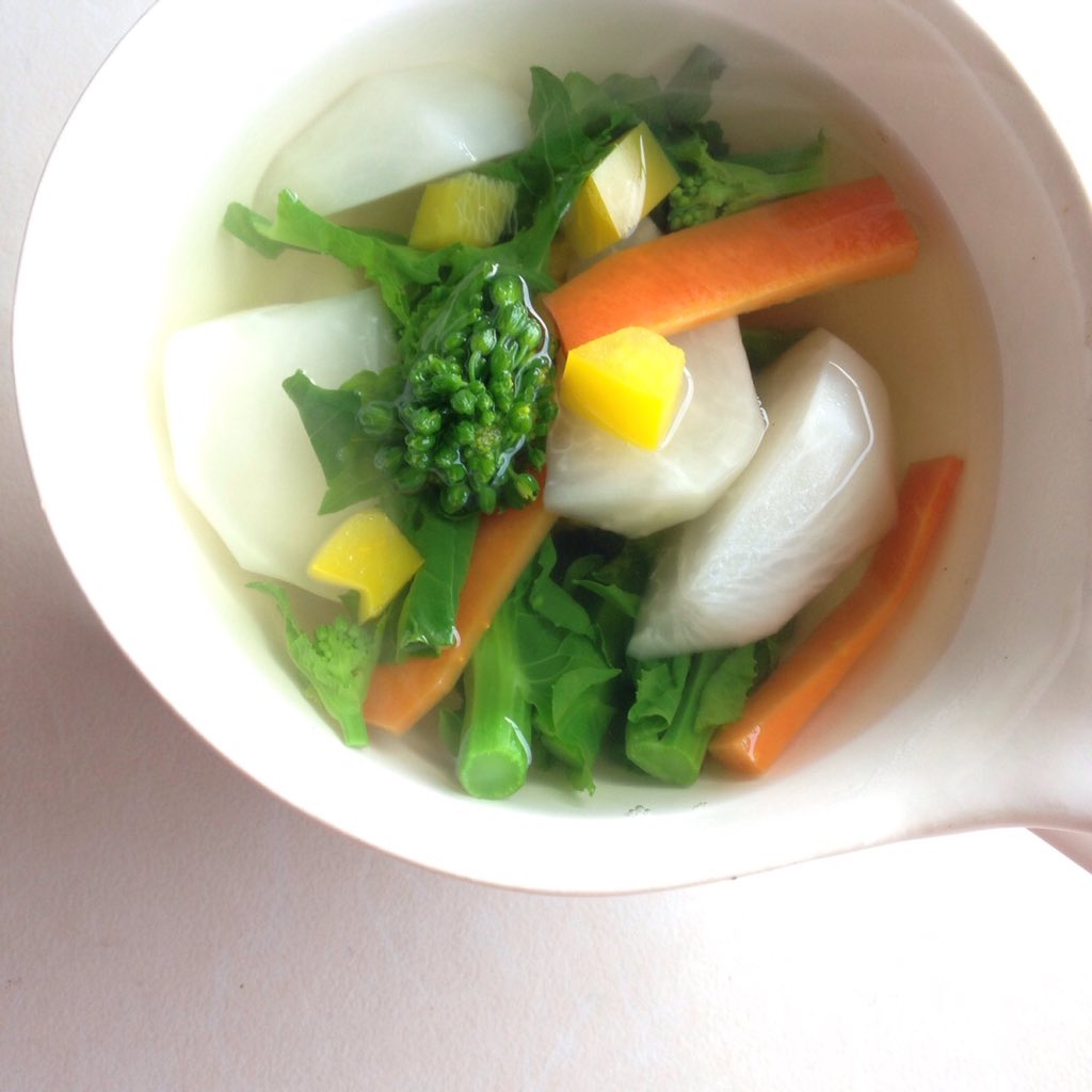 有賀 薫 かぶと菜の花の和風スープ とりたてのかつおだしで野菜を煮ただけ シンプルな和のスープ です それぞれの野菜がちょうどいい煮え加減になるよう時間差で鍋に投入 にんじんとパプリカで彩も鮮やか スープ Soup T Co Of3snbbv7j Twitter