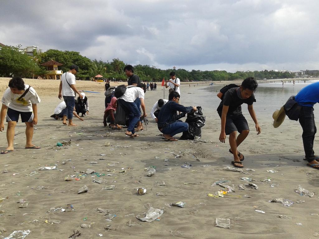 Selamat Pagi Sahabat Bumi...
Kalau lagi main ke pantai uang sampah jajannya jangan sembarangan ya...