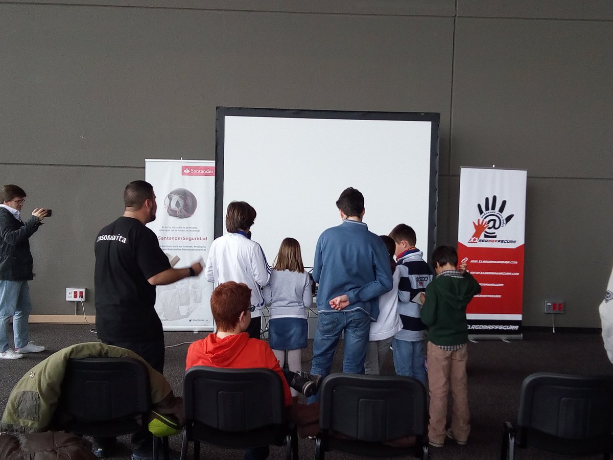 karlagmu's tweet photo. Cerramos #x1RedMasSegura en #rootedcon2016 ,con nuestros menores cantando al ritmo Rap de @insonusvita que Cracks!! https://t.co/dQfRZwObvB