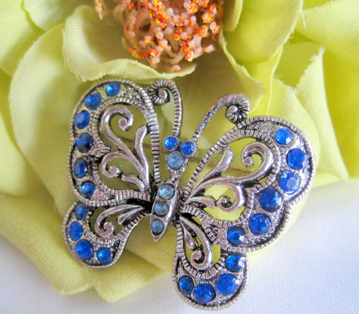 vintagobsession's tweet photo. Vintage Blue Rhinestone Butterfly Brooch https://t.co/MqLxmxmTk9 #Etsy #RhinestoneButterfly https://t.co/ocwC2Vqfab
