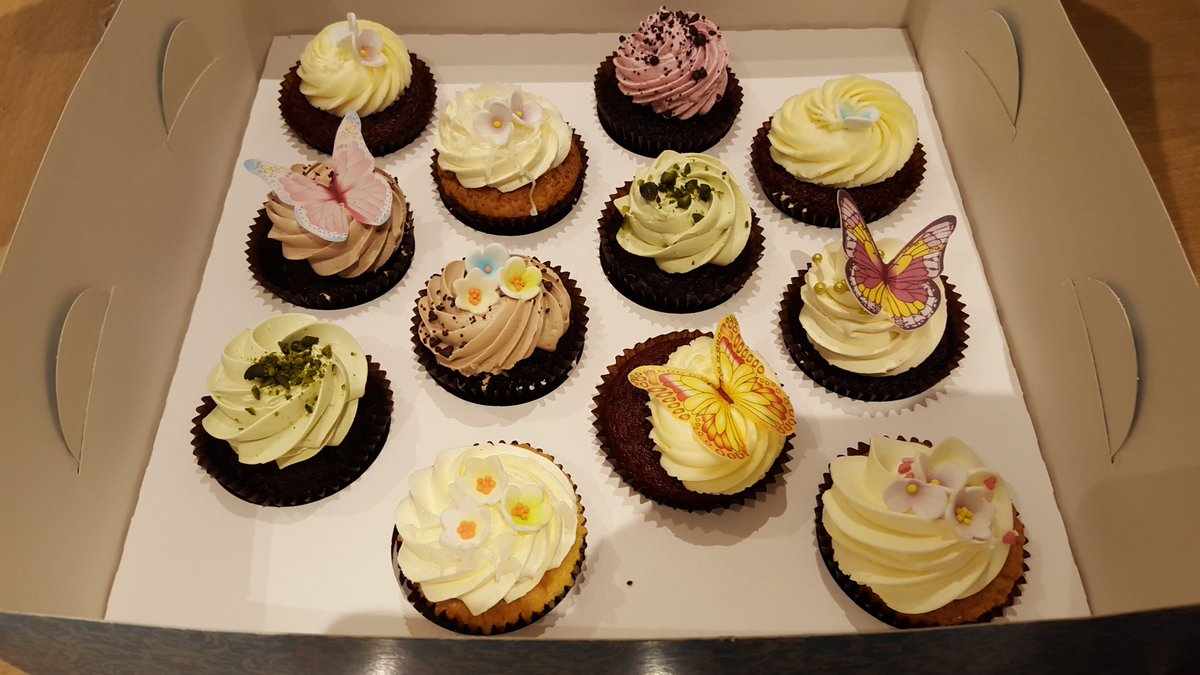 d_santangelo's tweet photo. Thank U @beas_london for UR fantastic cupcakes, U made me #MothersDay  #weekend #Hero. #Bestcupcakes in #London! https://t.co/59xLq5heeo