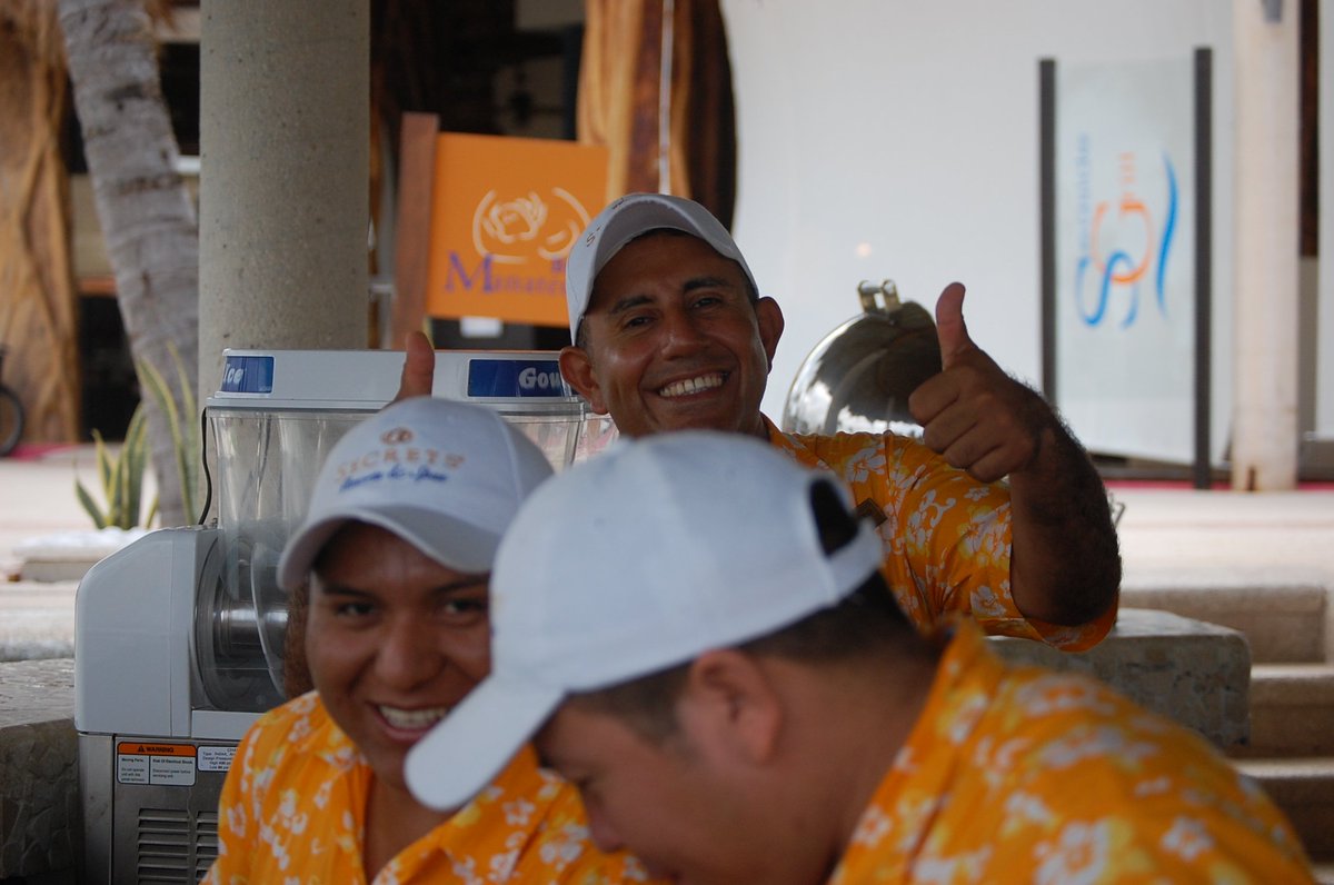 FarmtownJon's tweet photo. @SecretsResorts bartender Antonio &amp; crew @SecretsMaroma swimup are the BEST!  Makes a mighty fine Mojito! #bestbar https://t.co/ZiJHgOdoRP