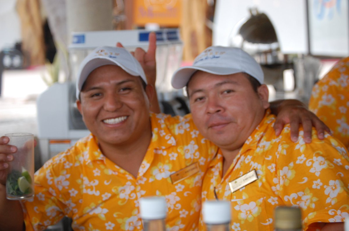 FarmtownJon's tweet photo. @SecretsResorts bartender Antonio &amp; crew @SecretsMaroma swimup are the BEST!  Makes a mighty fine Mojito! #bestbar https://t.co/ZiJHgOdoRP