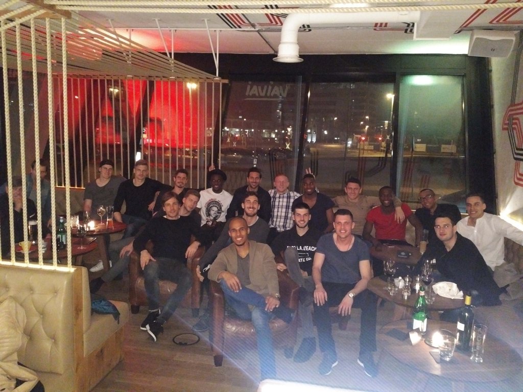 pizarrinha's tweet photo. Cena con el equipo!!! Celebrando y disfrutando el triunfo!!! https://t.co/fsCVKnt9kO