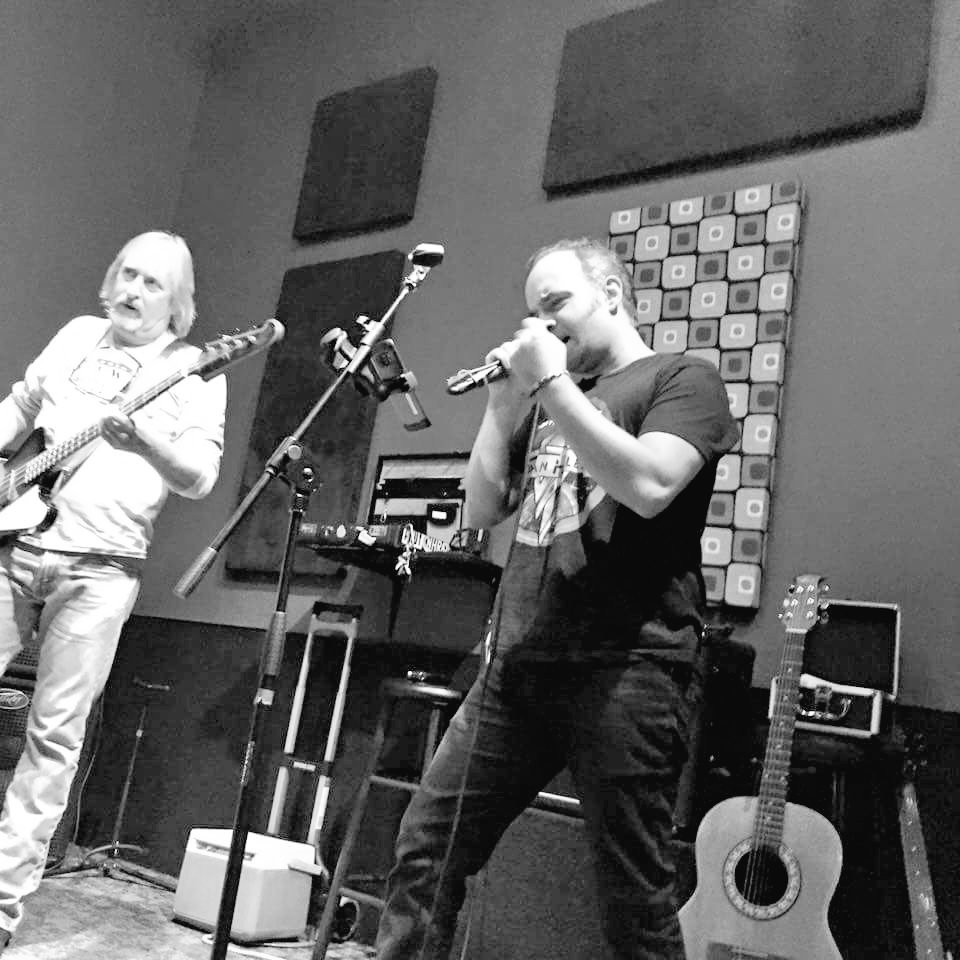 LeoMandelliRock's tweet photo. Leo Lee Rock rehearsal with Bone Dragon's. .#bonedragons #internationalrock #usarock https://t.co/mTGtDSKOXn