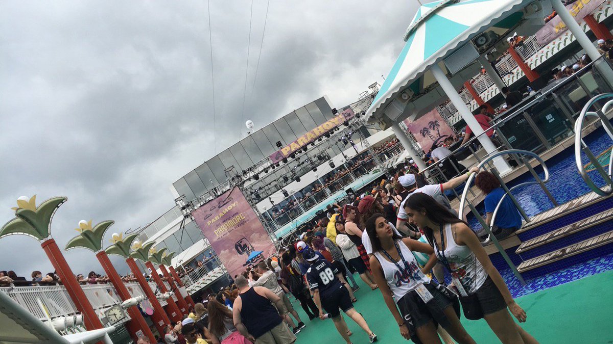 BottleCapShows's tweet photo. Waiting for @paramore eagerly! @yelyahwilliams #parahoy follow us for more updates! https://t.co/DXohQuF9es