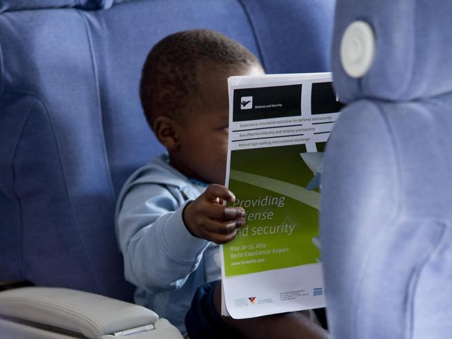 Corriere's tweet photo. «Noi, genitori adottivi dimenticati I nostri figli  bloccati in Congo» https://t.co/rsm4F19IuN https://t.co/k2exgQrFZ1
