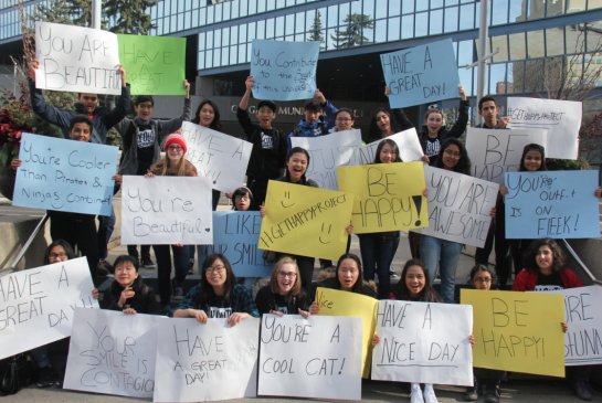 thestarcalgary's tweet photo. Calgary Youth Central volunteers brighten day with #BeHappyProject #yyc https://t.co/idi6YE5HqI https://t.co/kxX0XIcV5t