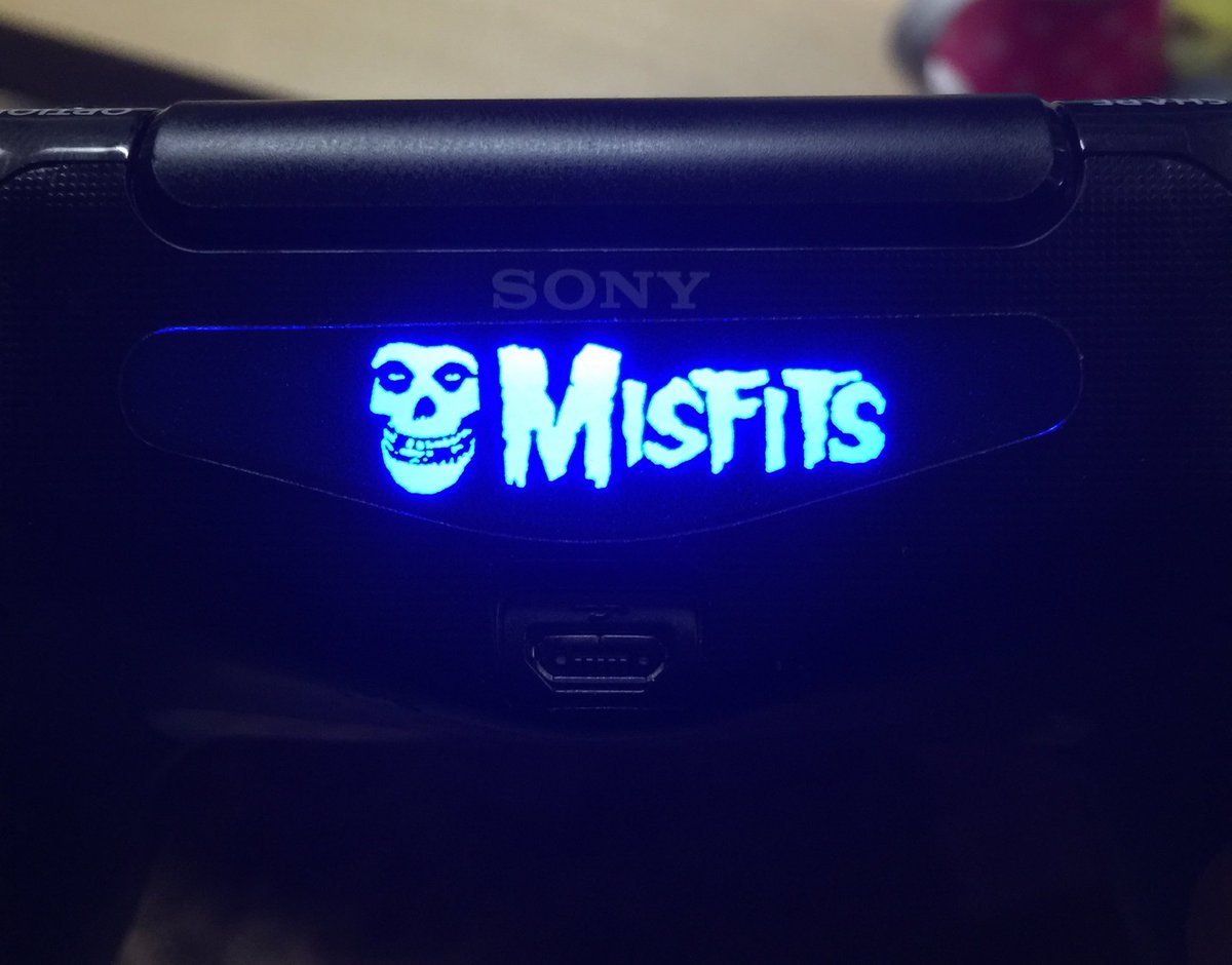 RickyMFV's tweet photo. Just made my Darth Vader controller even better. @ToastyStickers #iwantyourskull https://t.co/pixucr8XHm