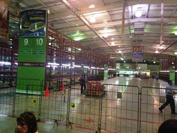 arjonalibrevzla's tweet photo. EL LEGADO DE CHÁVEZ- El triste panorama del Makro de La Yaguara en Caracas: PELAO, SIN NADA. https://t.co/S4GRq4f0Ub