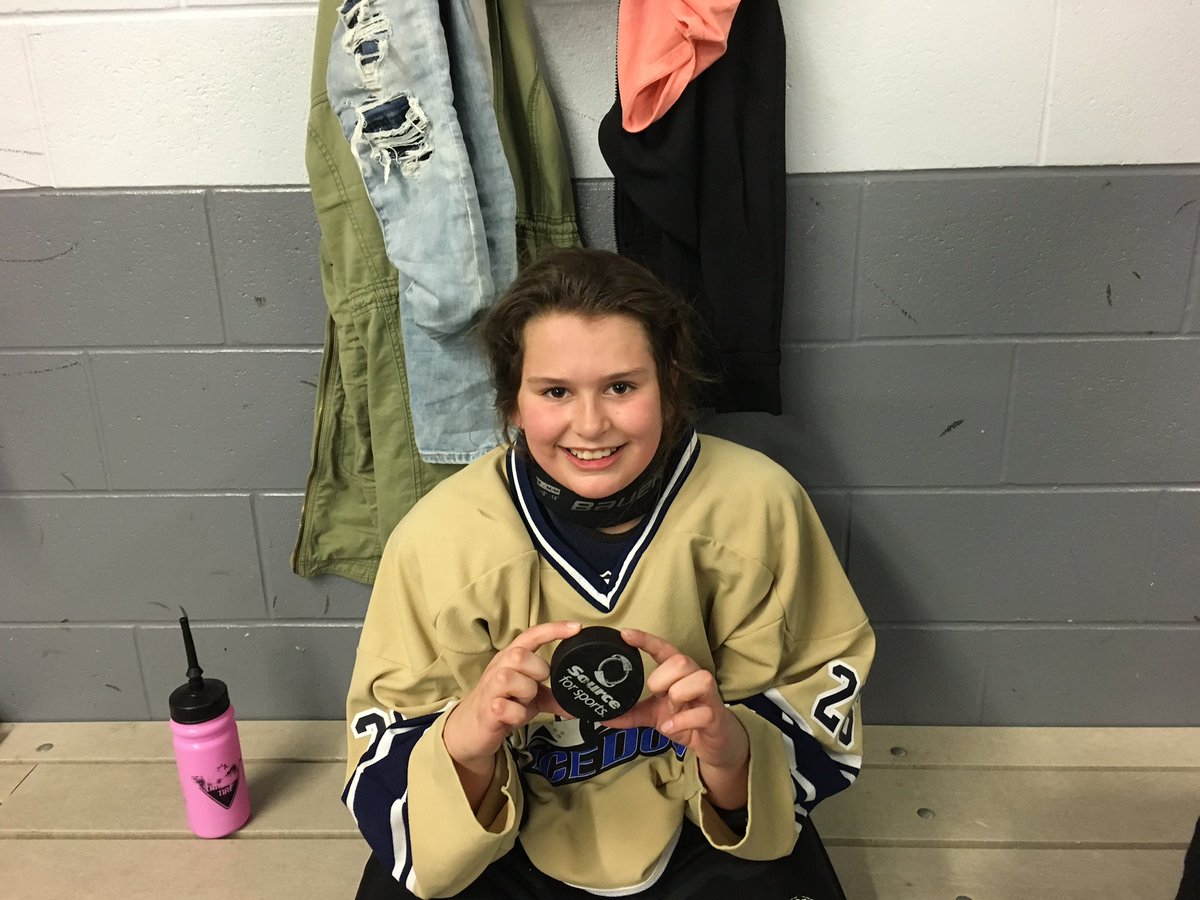 AngieDunn24's tweet photo. Proud moment today-Jilaine scored her 1st career goal!!🏒special thanks to #Coach @cheryladams1975 for a great year! https://t.co/CRG1crkruI
