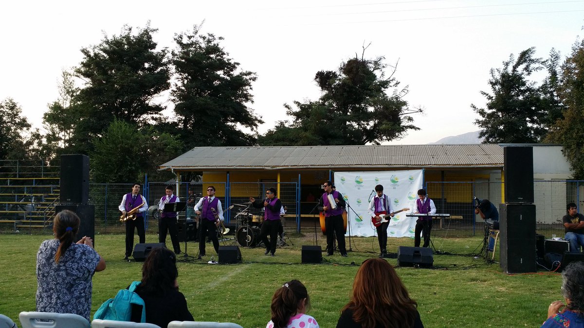 veronicarossat's tweet photo. En cancha de Independiente de Rabuco el verano entretenido Hijuelas 2016. Juegos inflabes y el show d @SaboryTimbal https://t.co/dHjEWXxvUs
