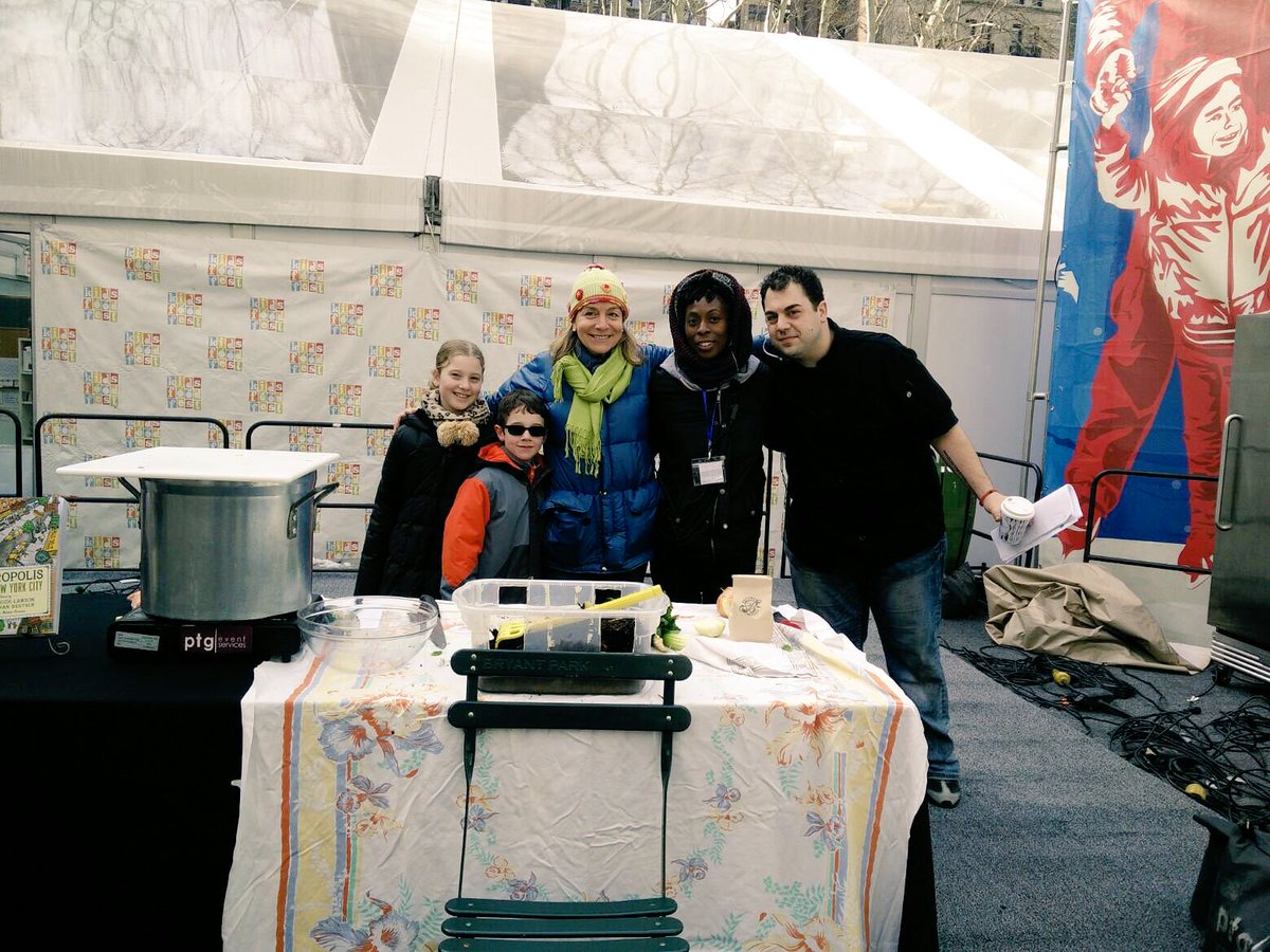 BrooklynMompost's tweet photo. @BrooklynMompost talks about hot soup + #blackgold @KidsFoodFestFun #compostnyc #composteducation #healthychildren https://t.co/tV5IFbP7Sx
