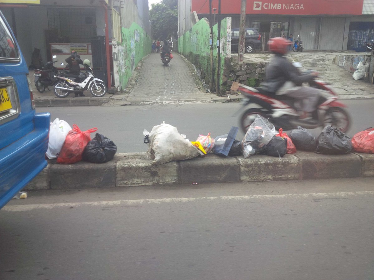 masmuhib's tweet photo. Sampah serapah di pembatas jln.Sarapan khas ciputat @airinrachmi @ilhamkhoiri @detikcom @Info_Ciputat https://t.co/iQnQ5Wcm7H
