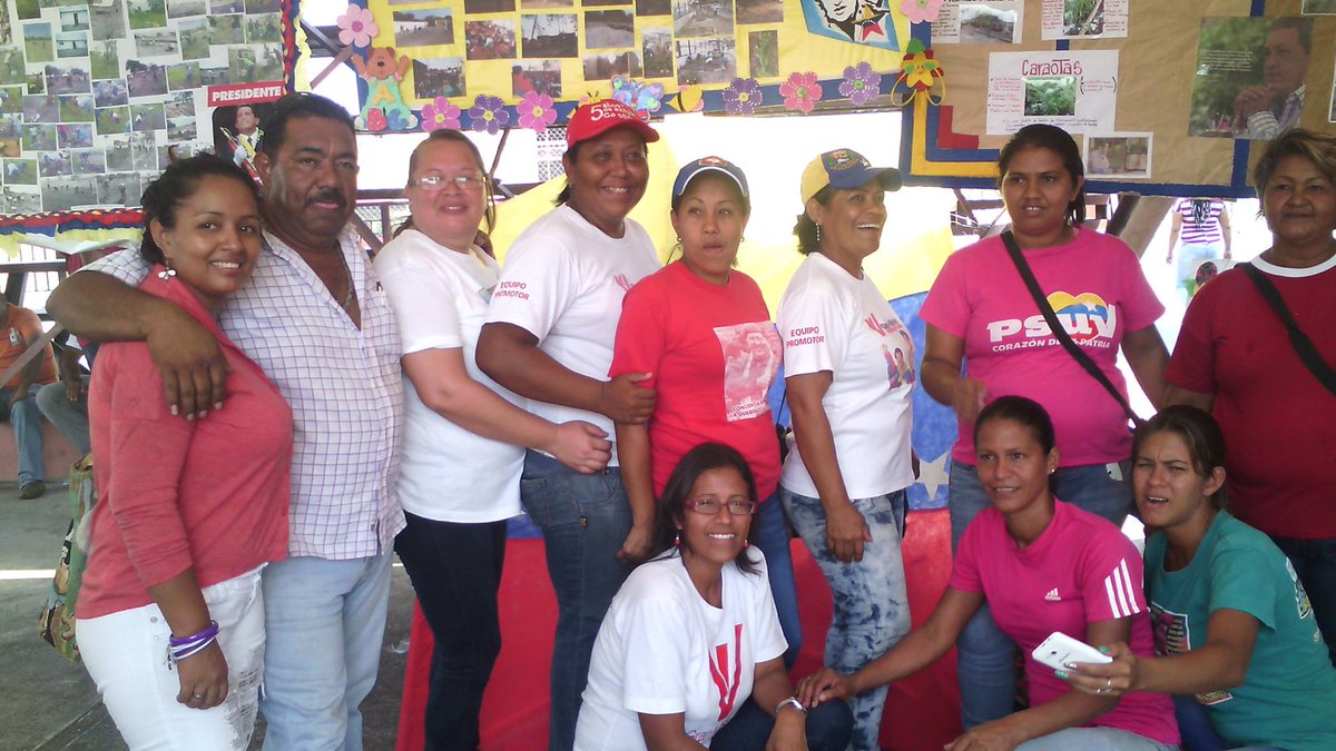 manuelitasaenzp's tweet photo. Equipo promotor de la asambleas representando la GRAN MISION VIVIENDA  y en trabajo en unidad https://t.co/lebJ6rXgM3