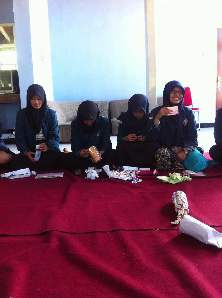 Saat ini sedang berlangsung acara tukar kado dan pembacaan filosofi dari kado tersebut😄