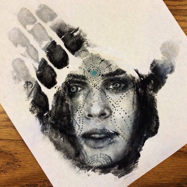 artfuIl's tweet photo. Artist creates stunning realistic portraits on his hand and then stamps them on paper. https://t.co/mAysSuFzTn