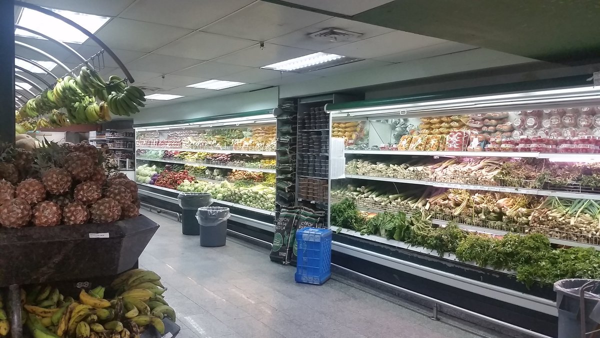 petrogustavo's tweet photo. Entre a un supermercado en Caracas y Miren lo que encontré? Me habrá engañado RCN? https://t.co/EmZaGZNGKX