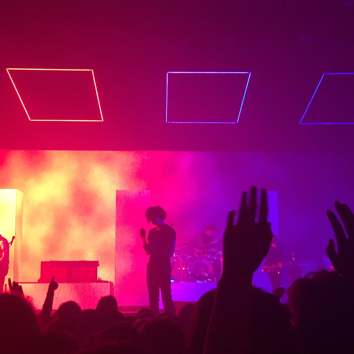 The1975Updates's tweet photo. no one does concert aesthetic like the 1975 https://t.co/DJWhVoXXlQ