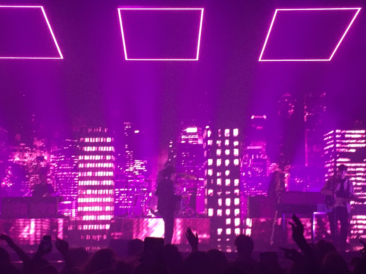 The1975Updates's tweet photo. no one does concert aesthetic like the 1975 https://t.co/DJWhVoXXlQ