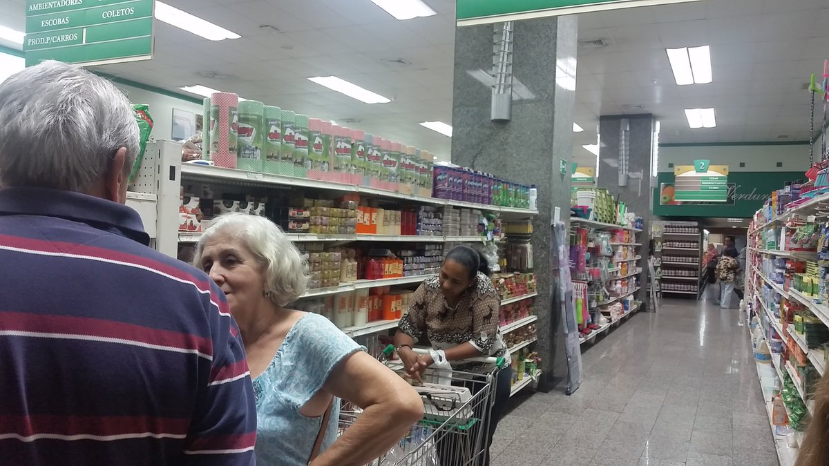 petrogustavo's tweet photo. Entre a un supermercado en Caracas y Miren lo que encontré? Me habrá engañado RCN? https://t.co/EmZaGZNGKX