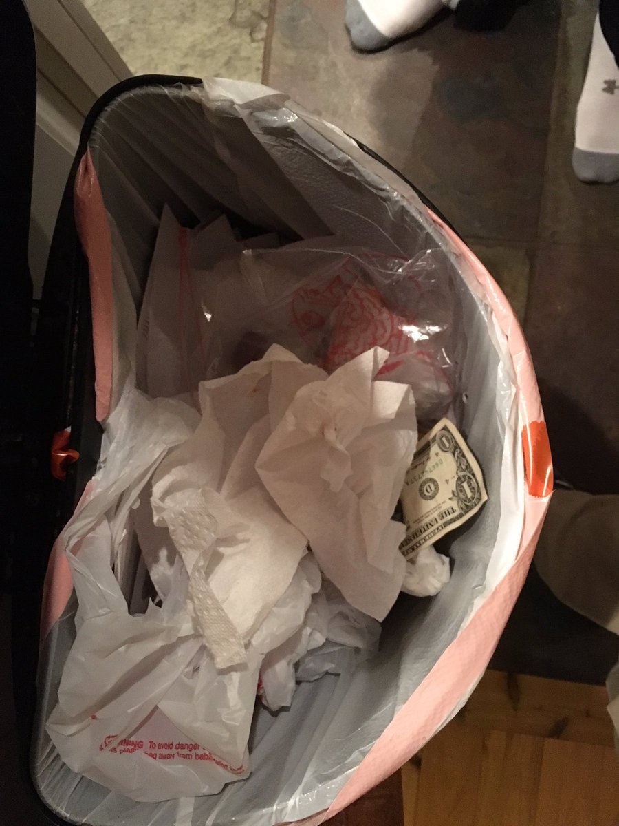 jackphilfraz's tweet photo. perks of taking out the trash https://t.co/QFXBCWbQC8