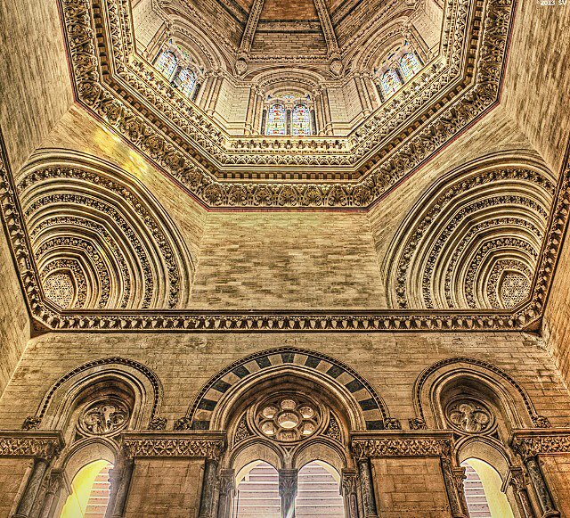 BeautifuI_India's tweet image. Chatrapati Shivaji Terminus in Mumbai, India 

Looks like a castle, but it's actually a train station!