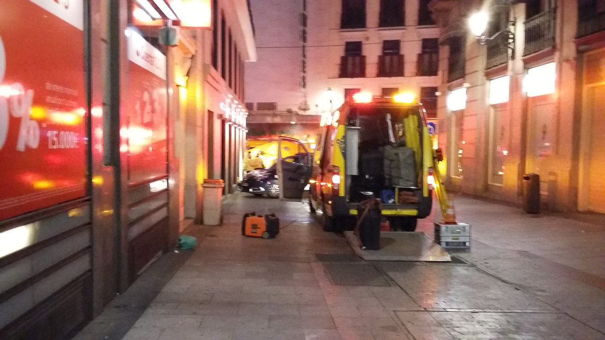EmergenciasMad's tweet photo. @SAMUR_PC atiende a 2 heridos por arma blanca en los alrededores de Sol. Uno de ellos, de unos 20 años, ha fallecido https://t.co/YMNQJzrZIO