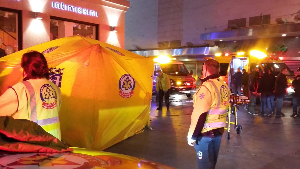 EmergenciasMad's tweet photo. @SAMUR_PC atiende a 2 heridos por arma blanca en los alrededores de Sol. Uno de ellos, de unos 20 años, ha fallecido https://t.co/YMNQJzrZIO