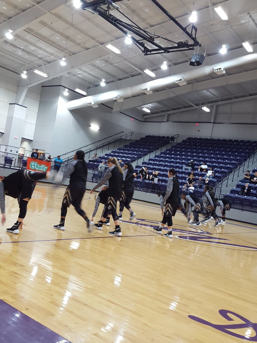 Lemon_Slabaugh's tweet image. Getting some stretching in before the game #WeRNotScared