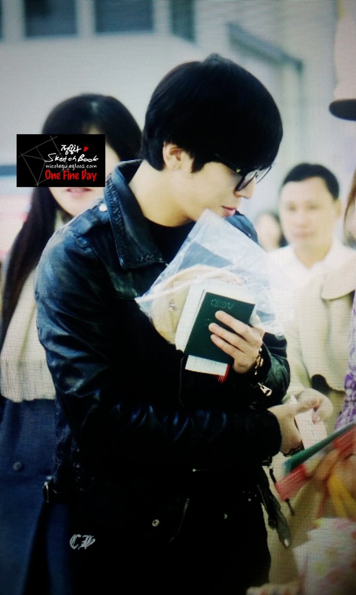 cnblue4ina's tweet photo. Yonghwa heading to Japan "@NicoleGu_JYH: @JYHeffect 160306 인천공항 출국 #정용화 3 https://t.co/ujAjMIKNNf"