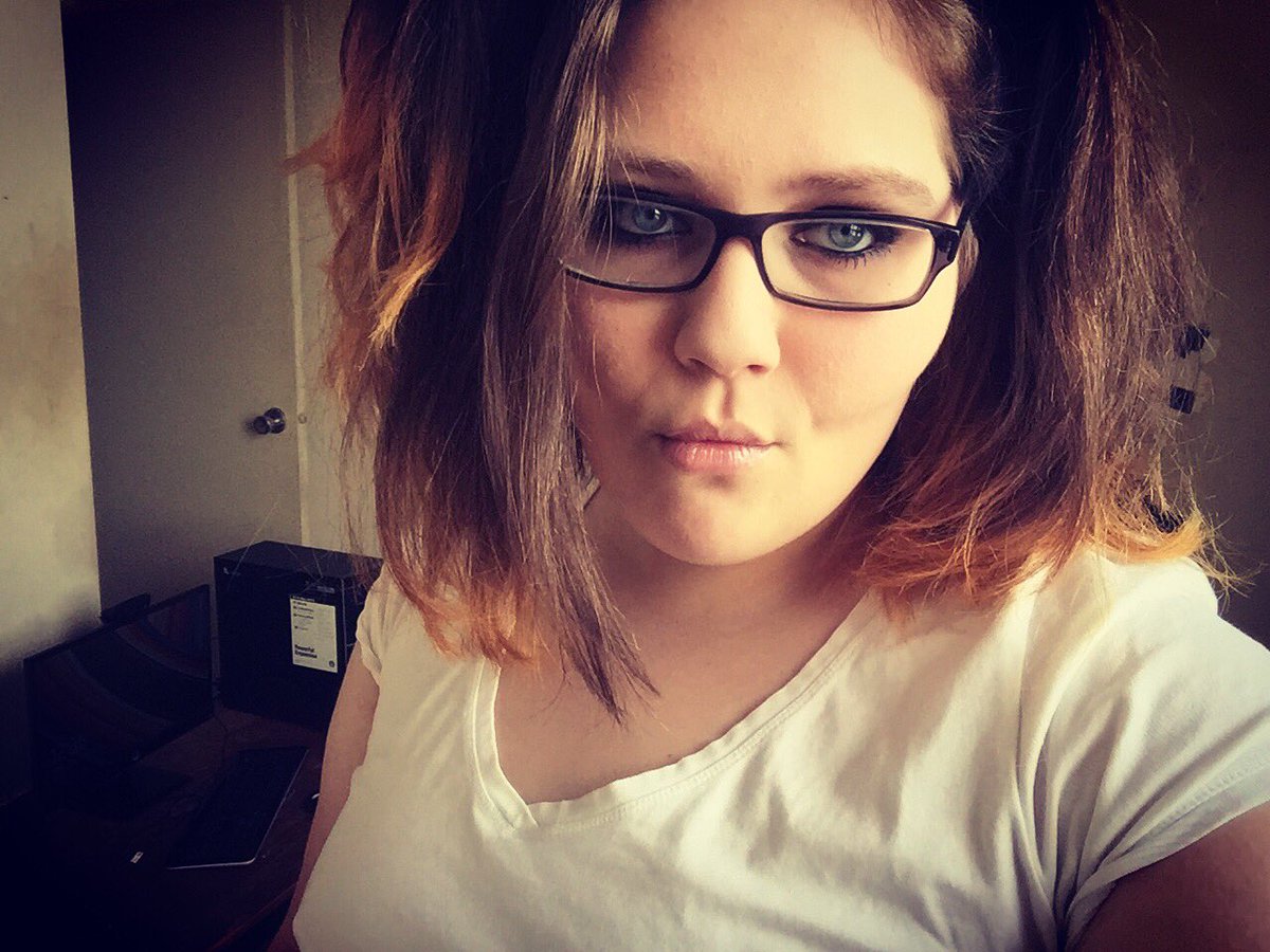 araxxbaby's tweet photo. How do I look in pigtails? 💋 https://t.co/oARfU0RsQn