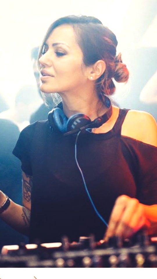 MAURICIODUQUE20's tweet photo. Ella ๐๐๐๐๐๐ me caso amor platonico
Yo le le cocino y ella me toca techno #deboradeluca https://t.co/hQbWar1tij