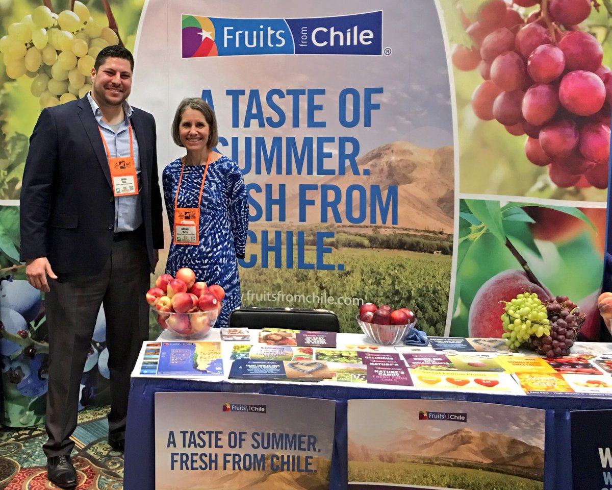 jsilvachileusa's tweet photo. Allison Myers from @FruitsfromChile and ProChile Miami at #SouthernExposure2016 #FoodsfromChile #prochile https://t.co/xHU1NBAvSg
