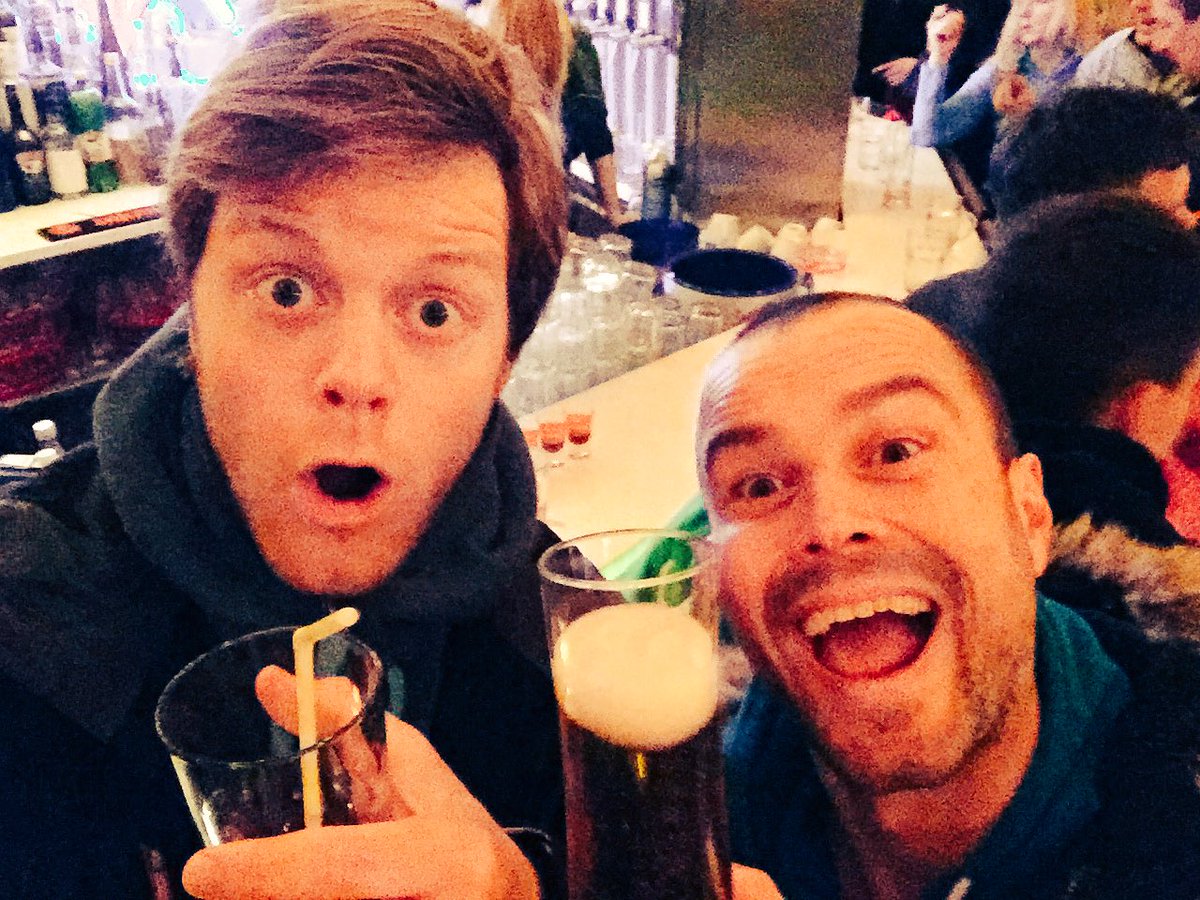 lexuiting's tweet photo. Net terug van wintersport! Om 3u nieuwe afterpardie @3FM Wie-oh-wie viert er nu een mooi feeske of partijtje? https://t.co/7BXjL6e1sr
