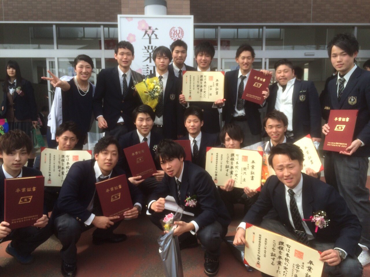 塚田恭平 En Twitter 昨日 無事に卒業できました 当たり前のように行ってた高校も昨日で終わりとなるとすごく寂しいです また すぐにでもみんなと会えるようにこれからの人生がんばって更に進化した自分を見せれるよう努力しなきゃ ほんとありがとう