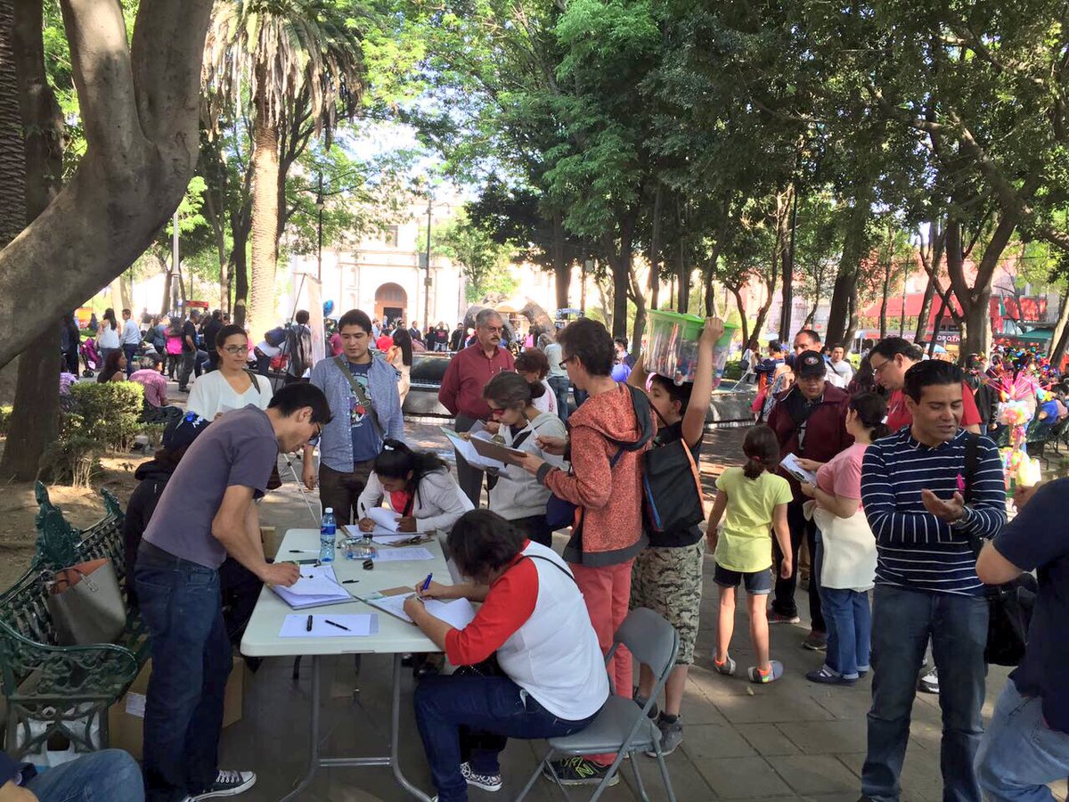TuConstituyente's tweet photo. Filas llenas de solidaridad para firmar por #TúConstituyente en Coyoacán. 

Lo dicho: No soy yo, somos TODOS 🙂 ☝🏼️ https://t.co/HgaOM0GHPJ