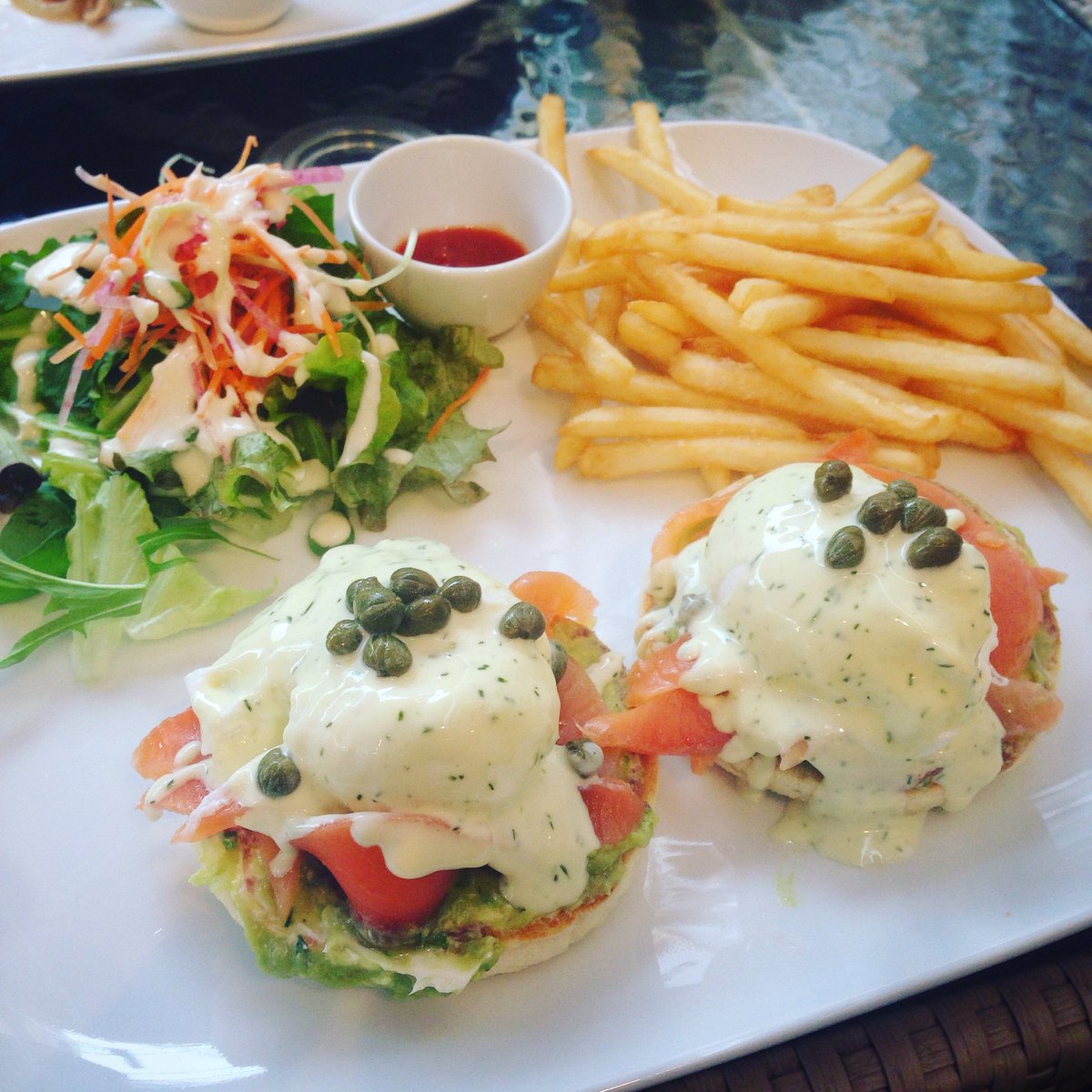 pnpn___38's tweet photo. ◎2016/03/04 昼ごはん 14:00
サーモン&amp;アボカドのエッグベネディクト
フライドポテト
サラダ

お父さんが仕事で都内に来ていたので一緒にランチしてきました！ごちそうさまでした♡ https://t.co/DYLR29s1Kv
