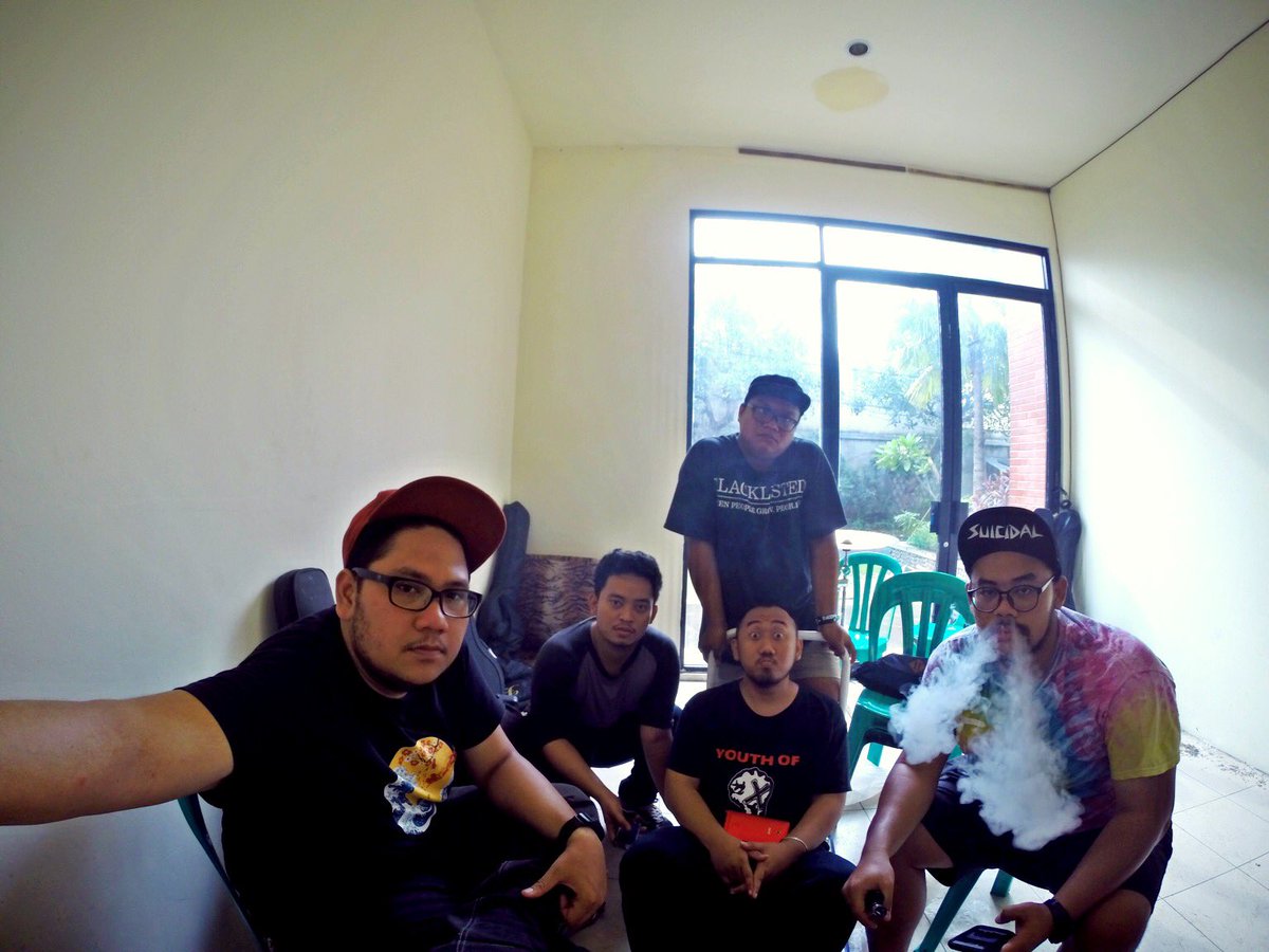 Jangan lupa dengerin single kita bosku 😘 m.soundcloud.com/trudge69/trudg…