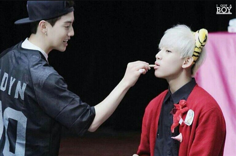 Bam2Mark's tweet photo. คู่นี้เค้าป้อนขนมกัน กินขนมด้วยกันน่ารักมุ้งมิ๊งดีจริงๆ 😀😁😃 https://t.co/uptefDPK7B