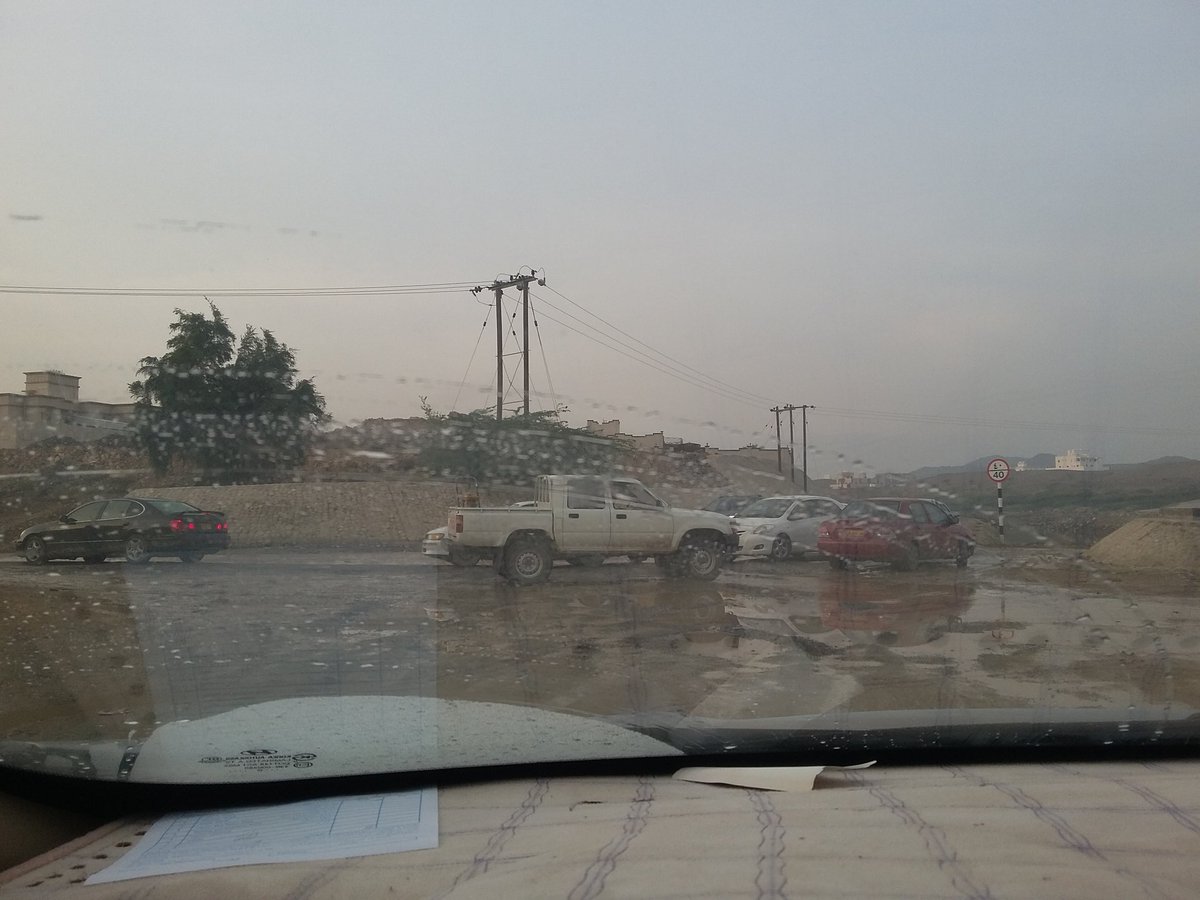 من المسؤل عن هذا ؟ منطقه سياحيه تفتقر لابسط الخدمات وشوارع تم رصف جزء منها على الرغم من الحركه المستمره وادي الخوض$