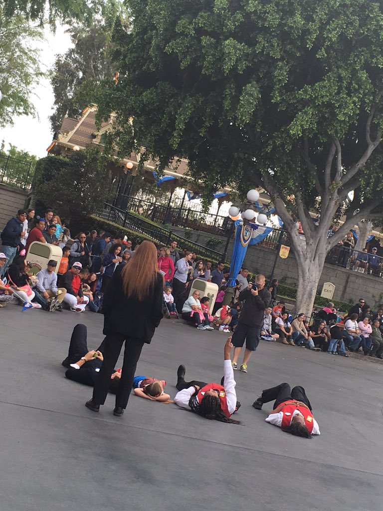 アメリカ ディズニーランドの神対応 パレードの通り道に寝転んだ女の子にキャストが取った行動とは Togetter