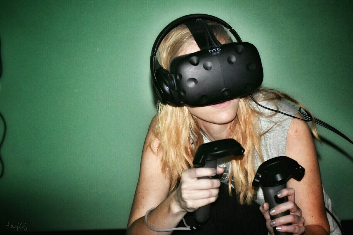 HayCJHey's tweet photo. #HayCj Vivin' #Vive #HTCvive #VR #VirtualReality #Immerse #Technology #MKT #Samsung #GearVr #Friday #Zombie #TWD #3D https://t.co/i4l5Fsc5UA