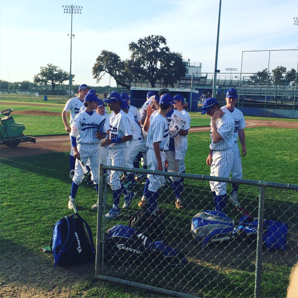 BanderaYL's tweet photo. Looks like a bunch of CHAMPIONS! Way to go fellas! https://t.co/ByiRogYJ6e