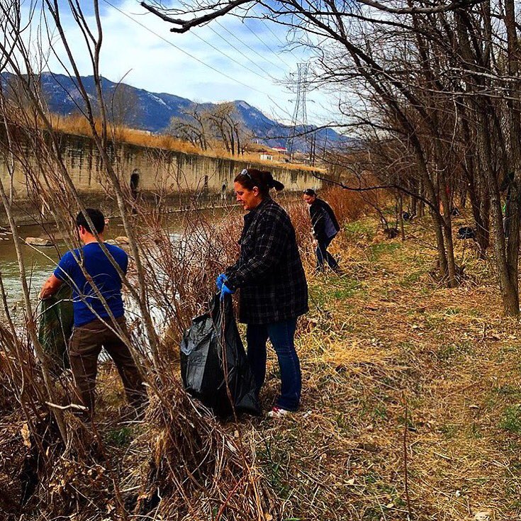 CANdAid's tweet photo. #UrbanSingletrackProject had 12+ volunteers &amp; cleaned up 3 truckloads of trash on the trail today! https://t.co/UAMrJBciYs