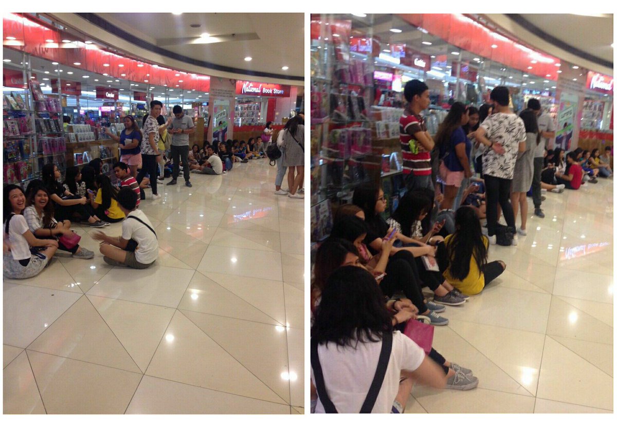 realqueenelly's tweet photo. May pila na, grabe ❤ See you! #TheWrongMessage Book signing with @iamr2alonte Ronnie Alonte. https://t.co/xcufHlaRLr