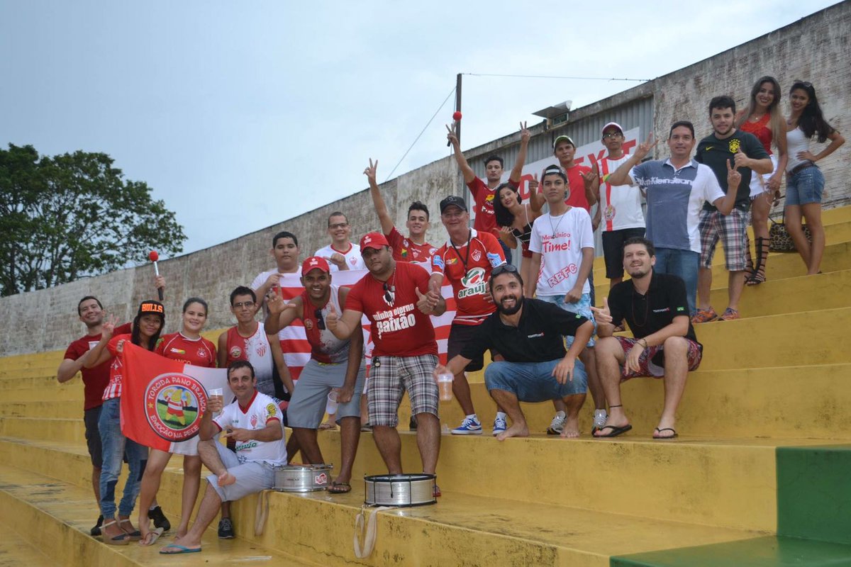 tpb_rbfc's tweet photo. Pano Branco hoje cantando e vibrando na chuva apoiando o @riobranco_fc 🔴⚪👊💪✌😃 https://t.co/RpBzOj7Dms